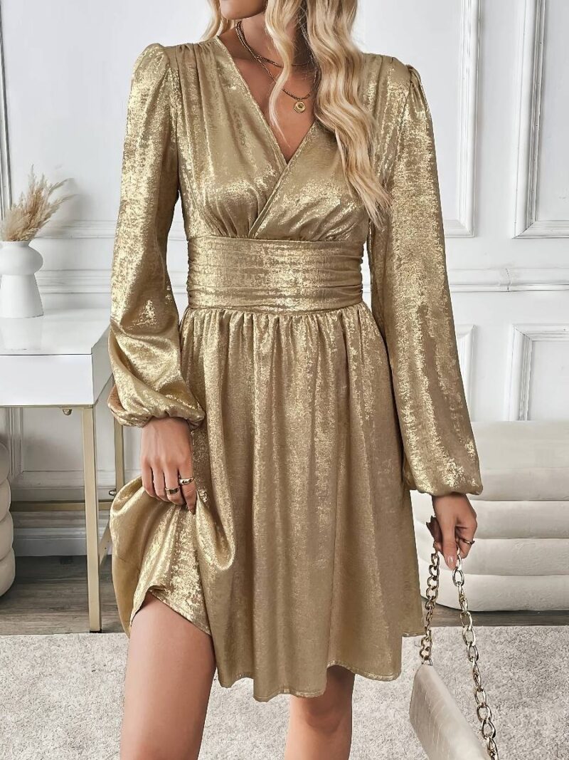 Robe Dorée Courte Métallisée Portefeuille Col V Manches Longues Ceinture Plissée Soirée