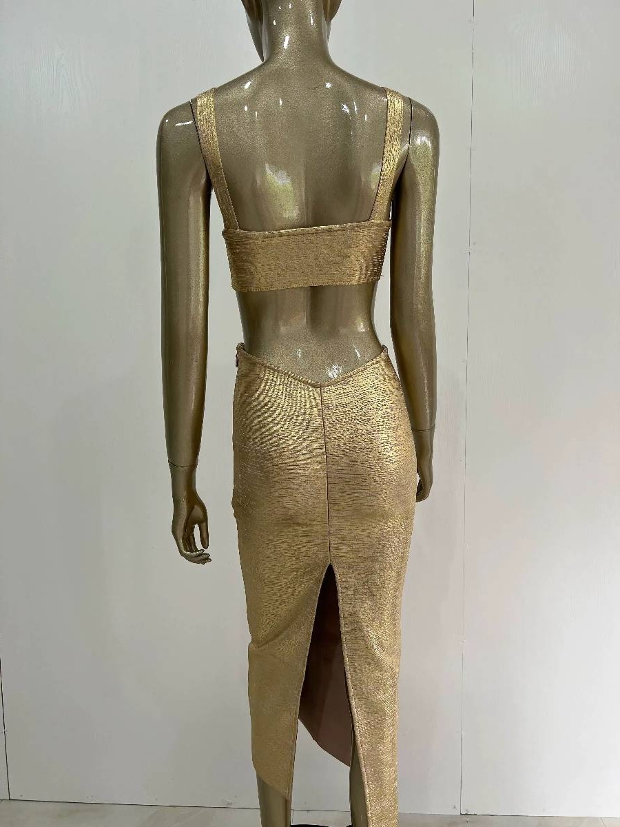 Robe dorée moulante ambiance soirée glamour