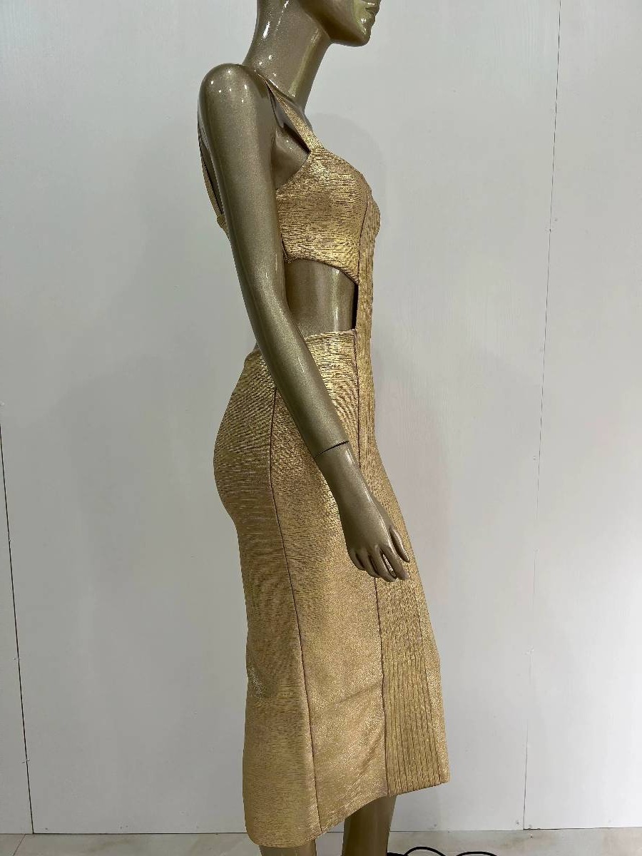 Robe dorée bretelles larges élégance festive