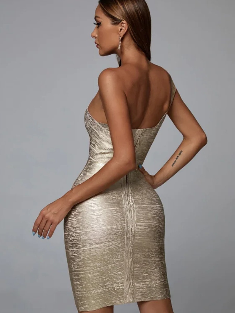 Dos de la robe dorée courte moulante à fermeture zippée