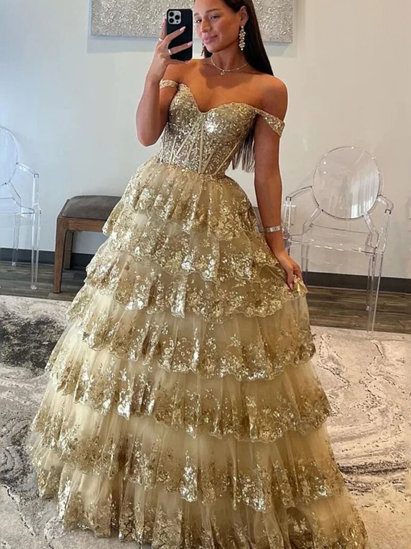 Robe dorée longue princesse à volants étagés pailletés