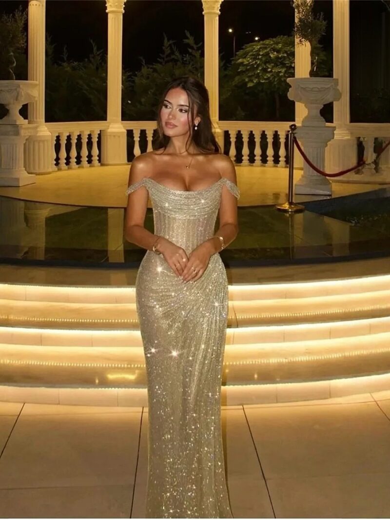 Robe dorée longue sirène à sequins épaules dénudées