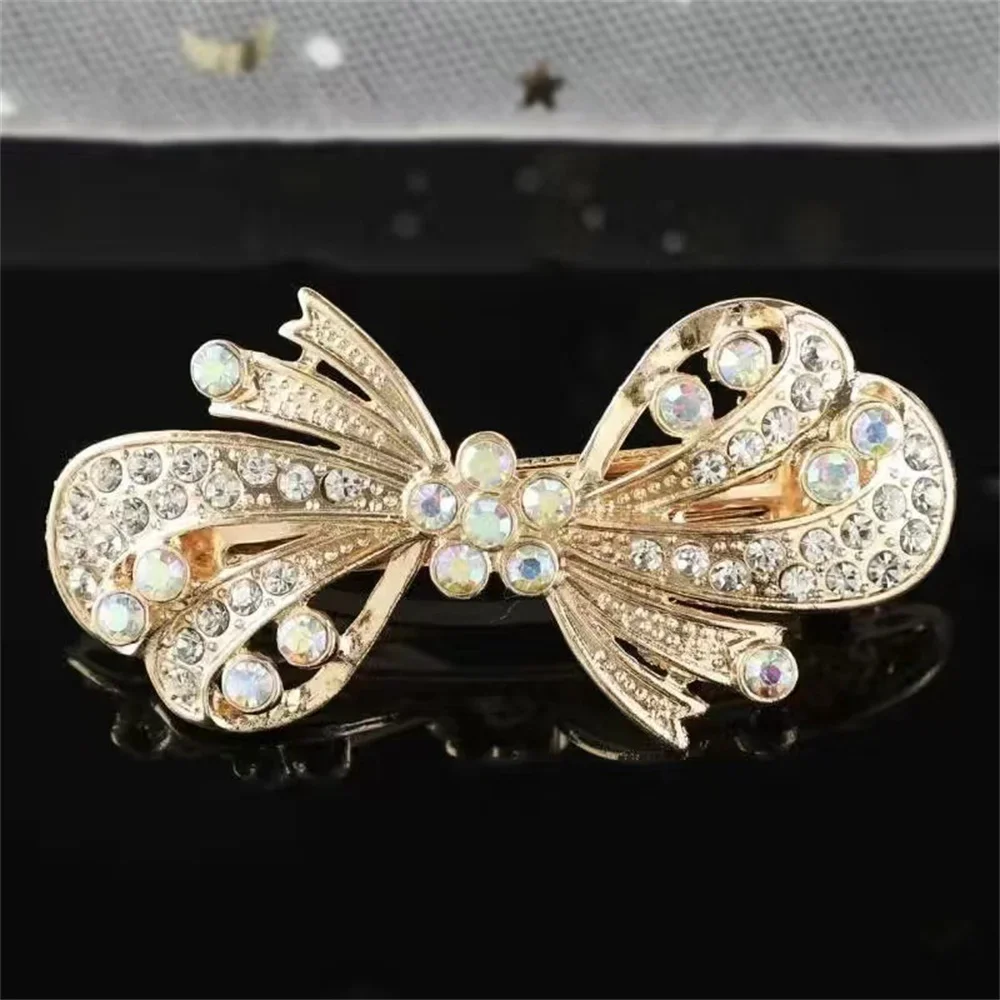 Barrette dorée en forme de nœud sertie de strass