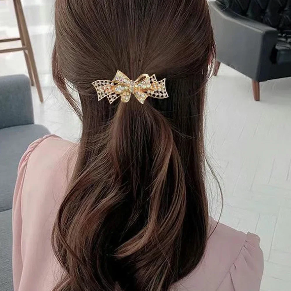 Barrette nœud strass dorée portée dans les cheveux