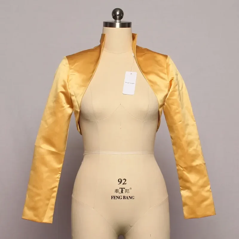 Boléro doré en satin à manches longues sur mannequin