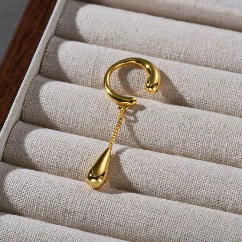 Boucle d'oreille clip dorée en C avec goutte pendante