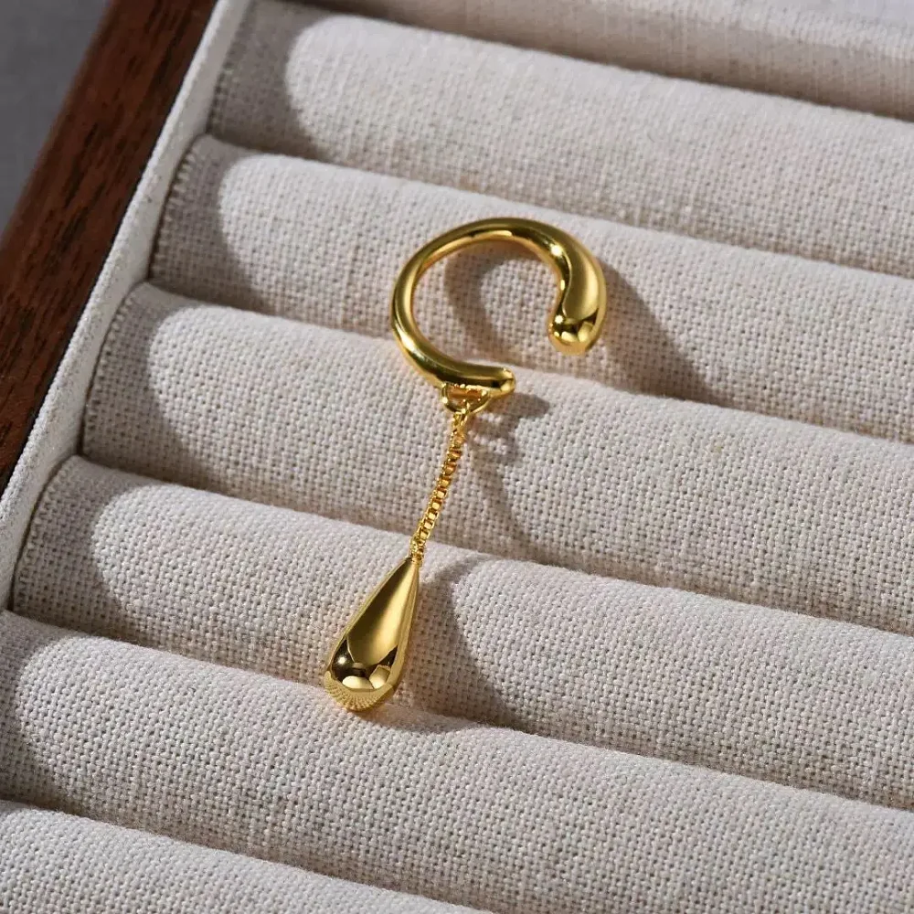 Boucle d'oreille clip dorée en C avec goutte pendante