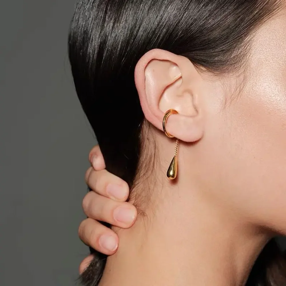 Boucle d'oreille clip dorée goutte portée sans piercing