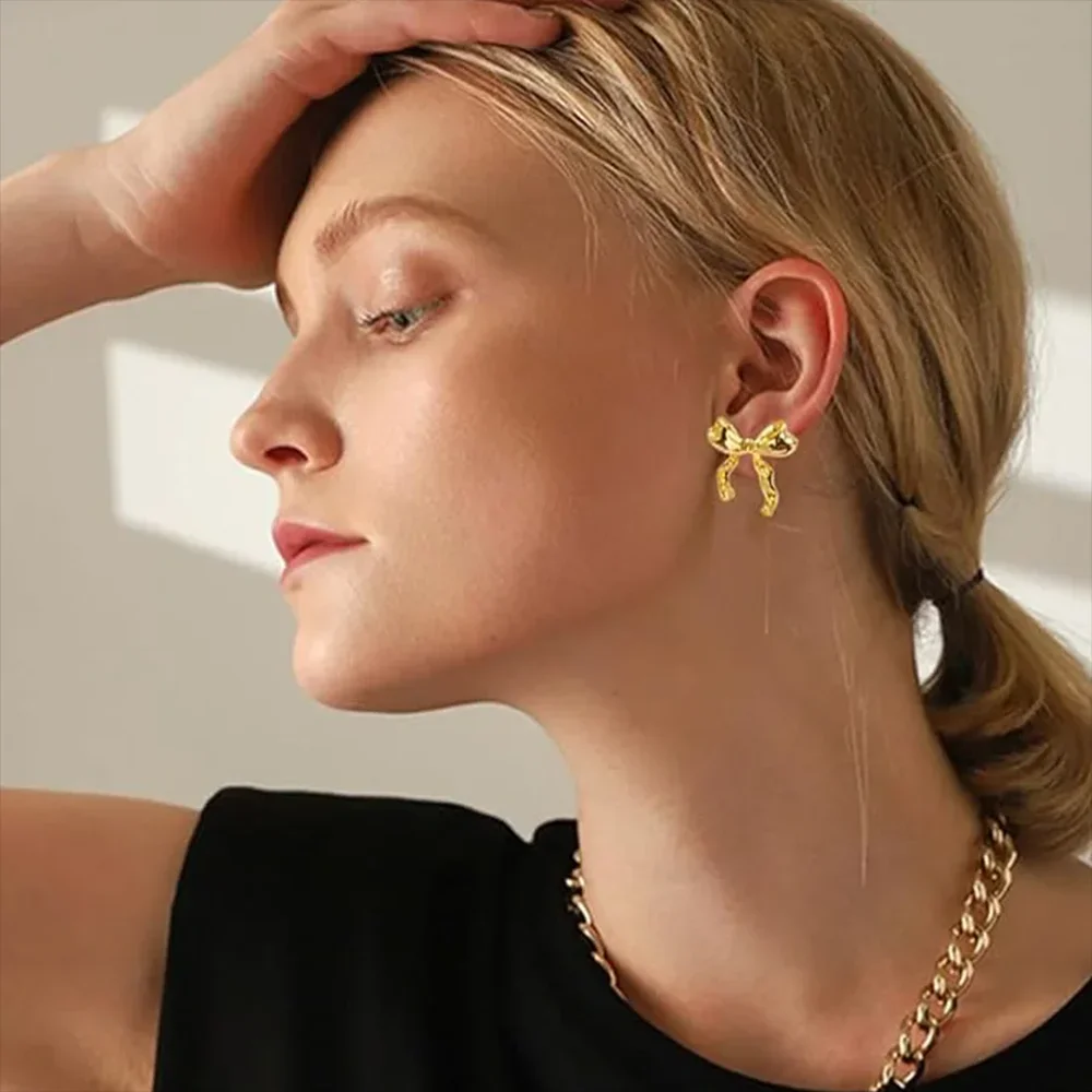 Boucle d'oreille gros nœud doré portée