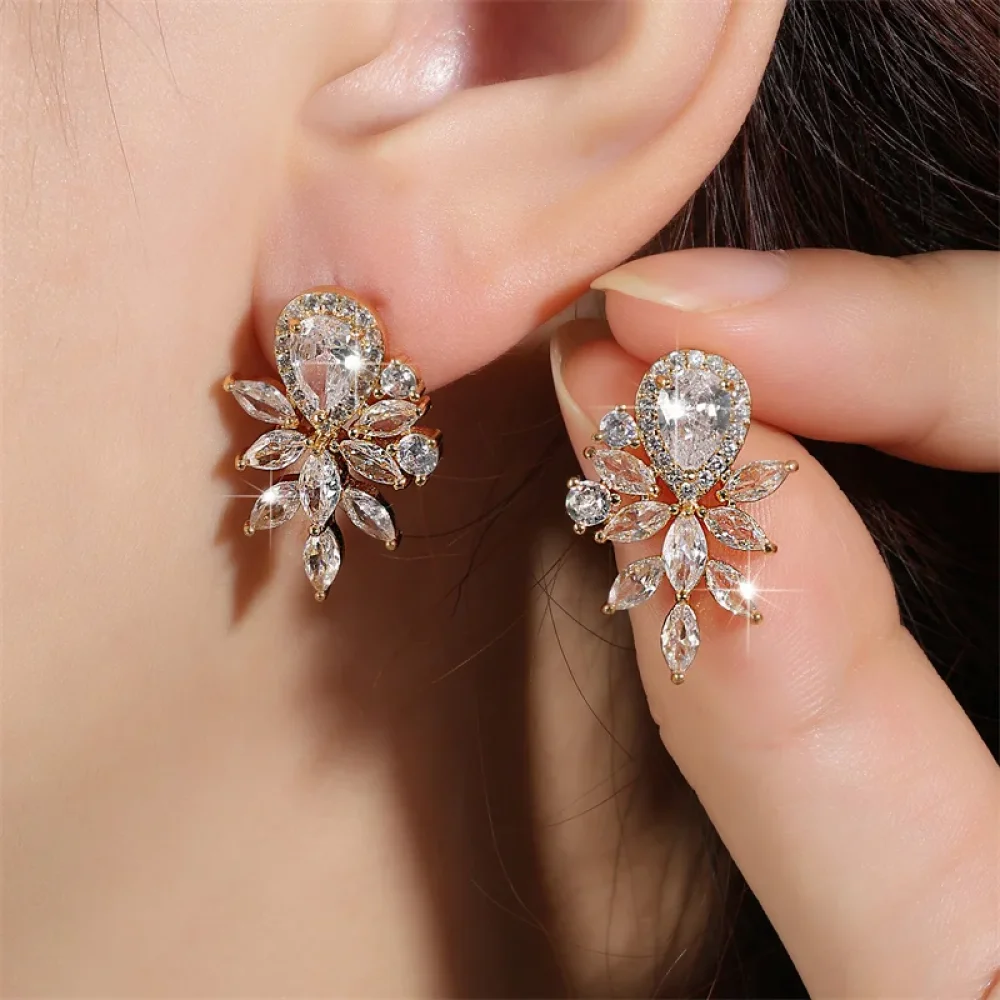 Boucle d'oreille de mariée dorée en zircons portée