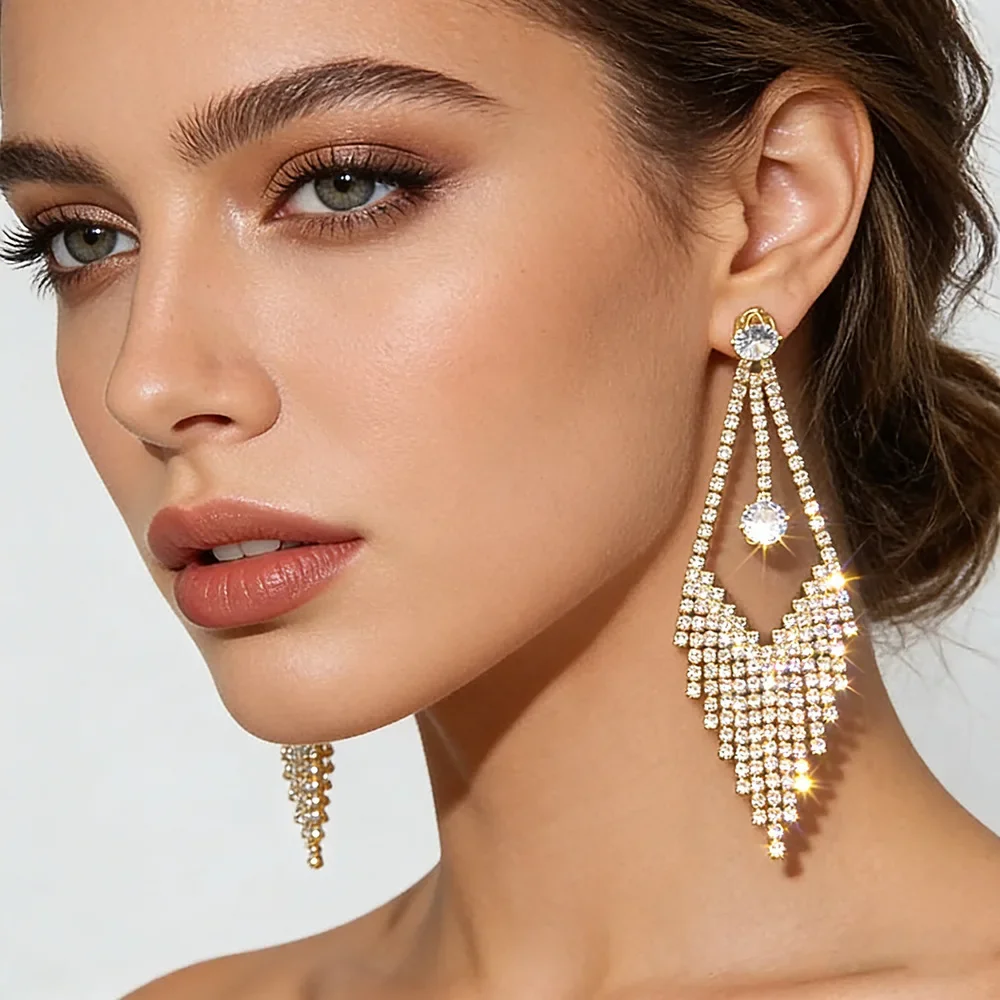 Boucles d'oreilles art déco à franges de strass portées en soirée