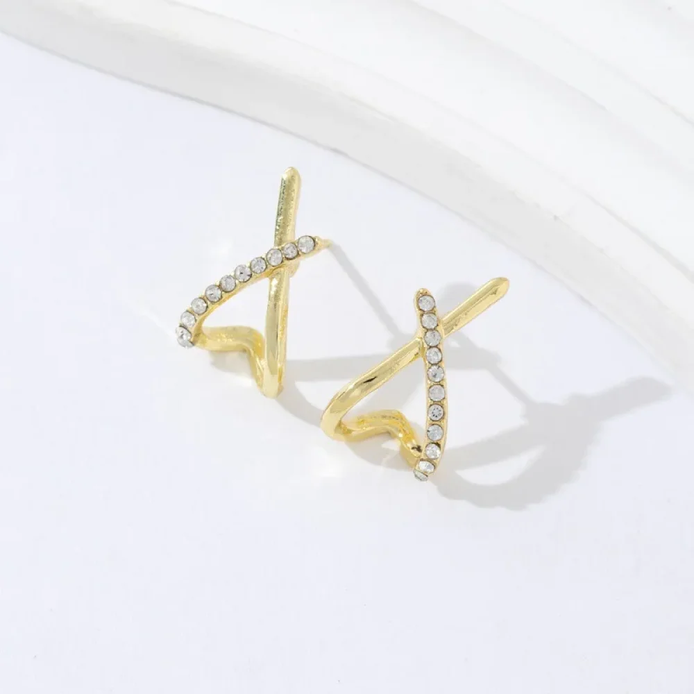 Paire de boucles d'oreilles dorées croisées en X ornées de strass