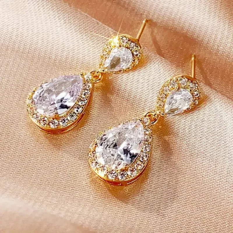 Boucles d'oreilles dorées double goutte de cristal cerclée de zircons