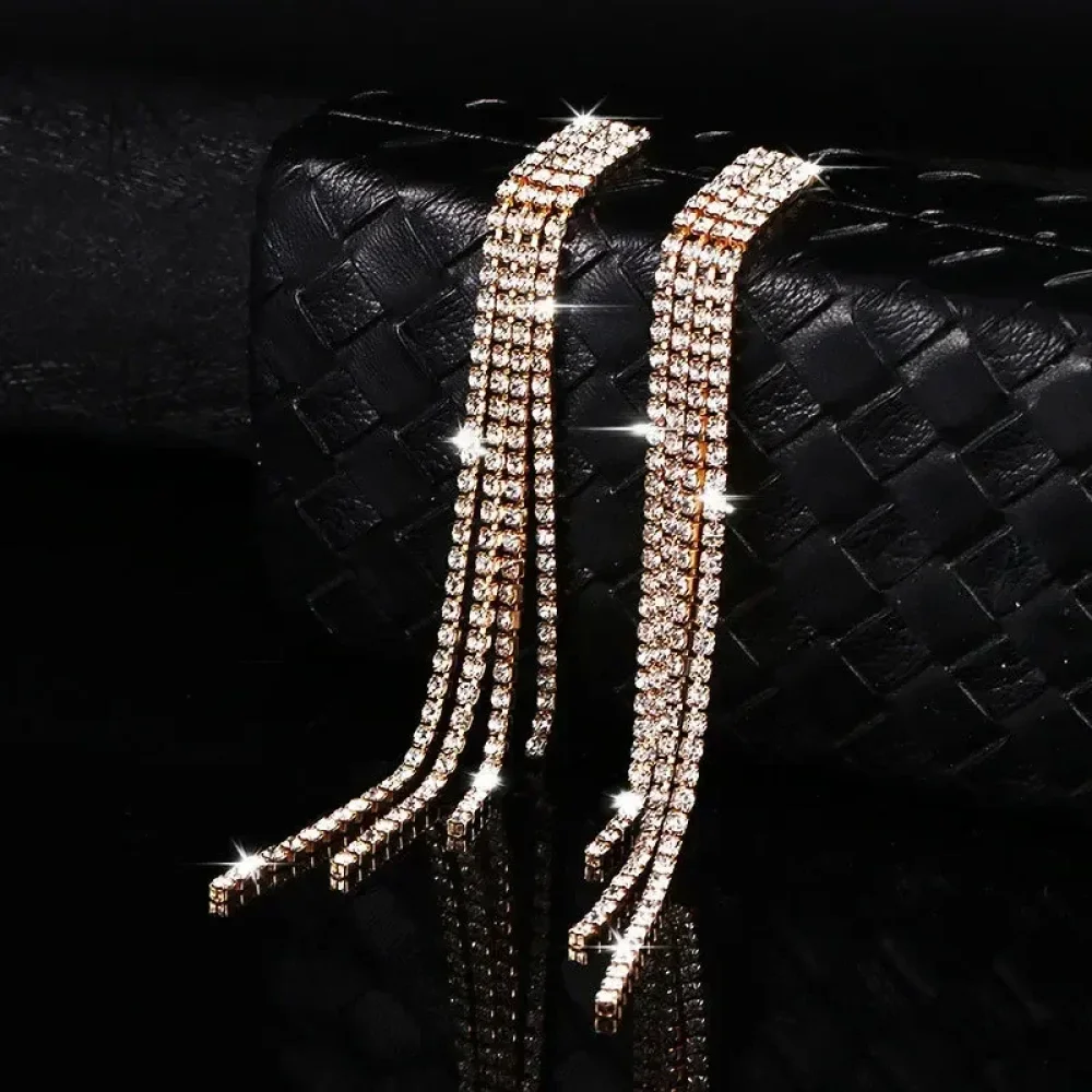 Longues boucles d'oreilles dorées à pampilles de strass