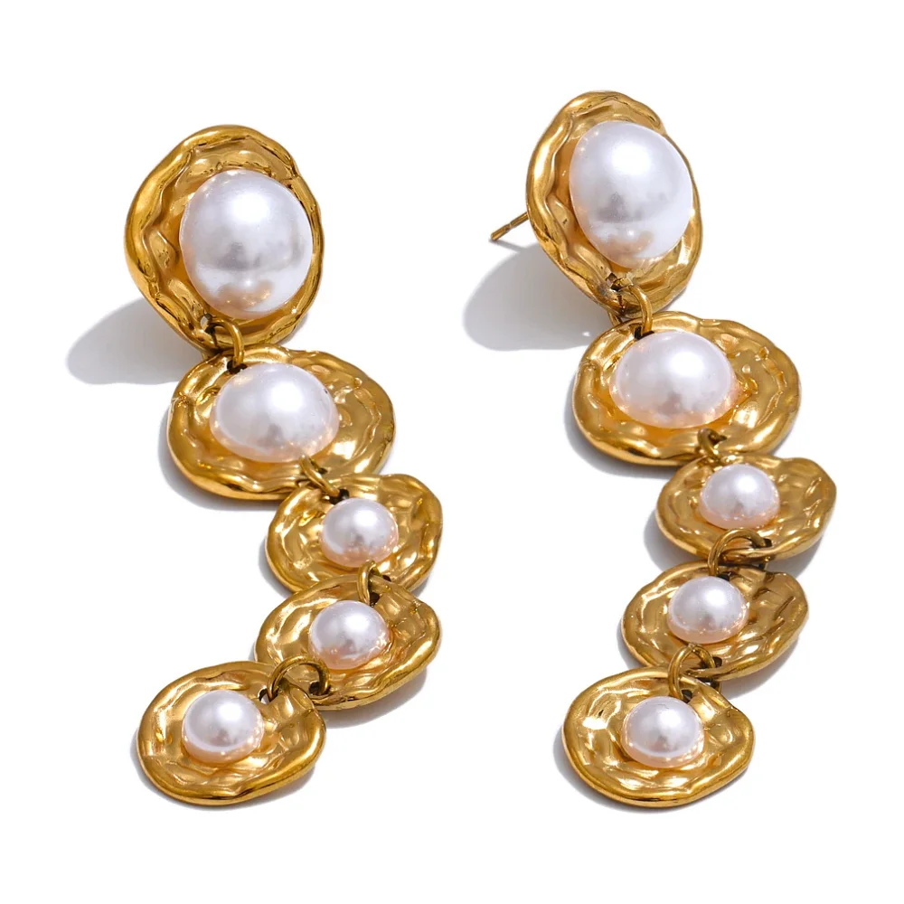 Longues boucles d'oreilles dorées à médaillons martelés et perles