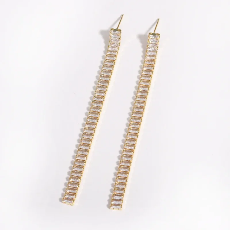 Paire de longues boucles d'oreilles dorées pampilles tennis en zircons