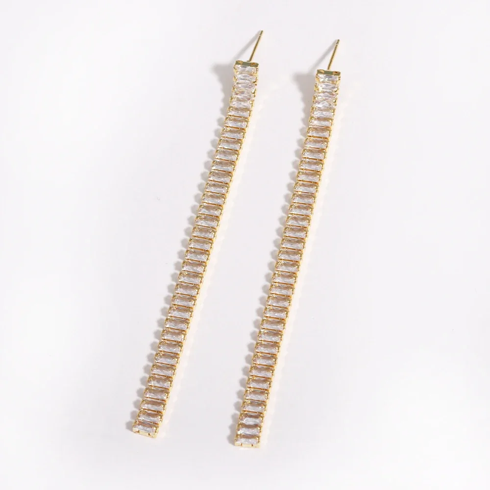 Paire de longues boucles d'oreilles dorées pampilles tennis en zircons
