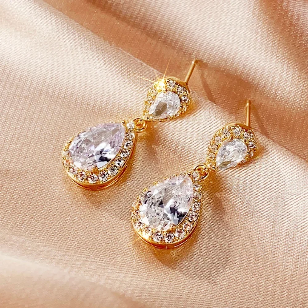 Boucles d'oreilles goutte cristal et zircons sur satin