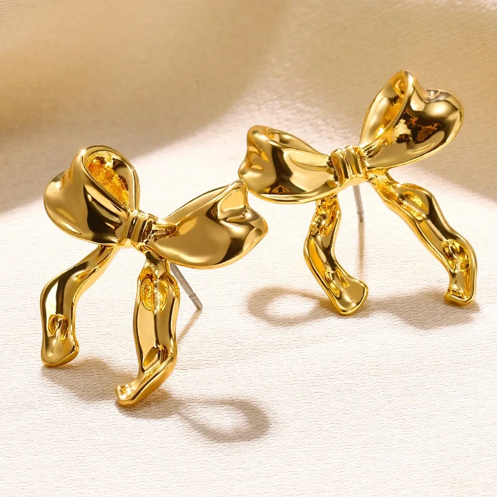 Boucles d'oreilles nœud doré effet froissé, détail