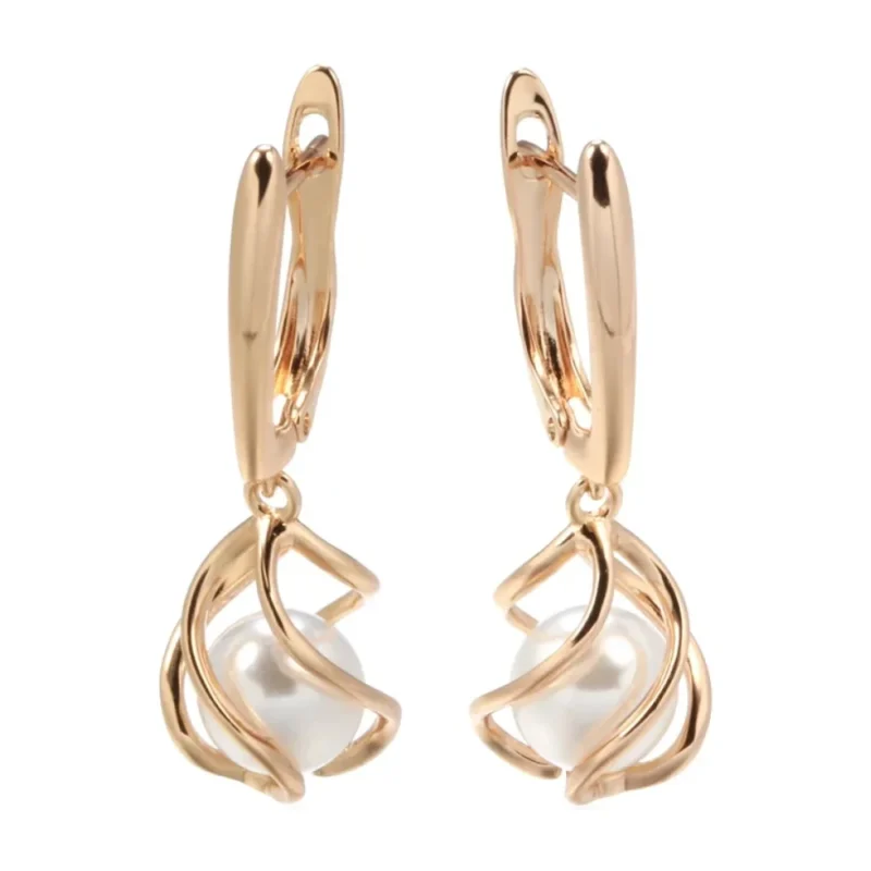 Boucles d'oreilles or rose avec perle prise dans une cage torsadée