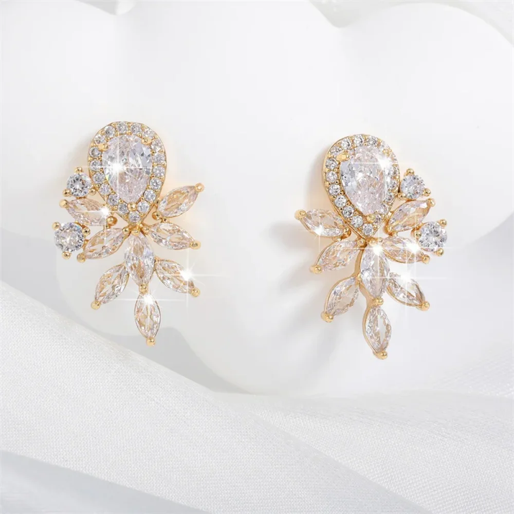 Boucles d'oreilles zircons dorées, détail des marquises