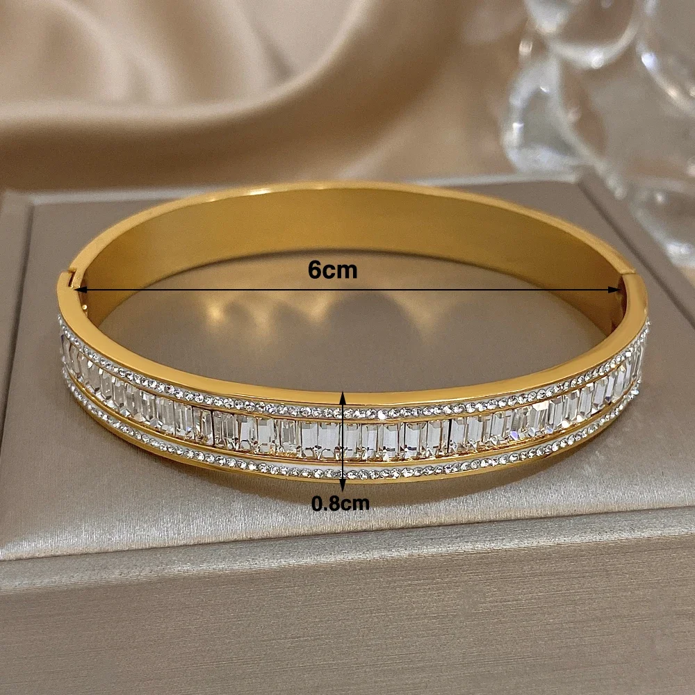 Bracelet jonc doré baguettes zircon, détail du fermoir
