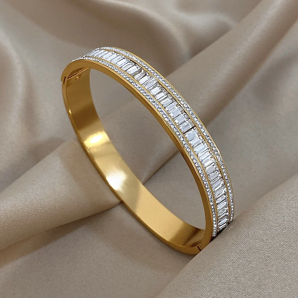 Bracelet jonc doré serti de zircons baguettes