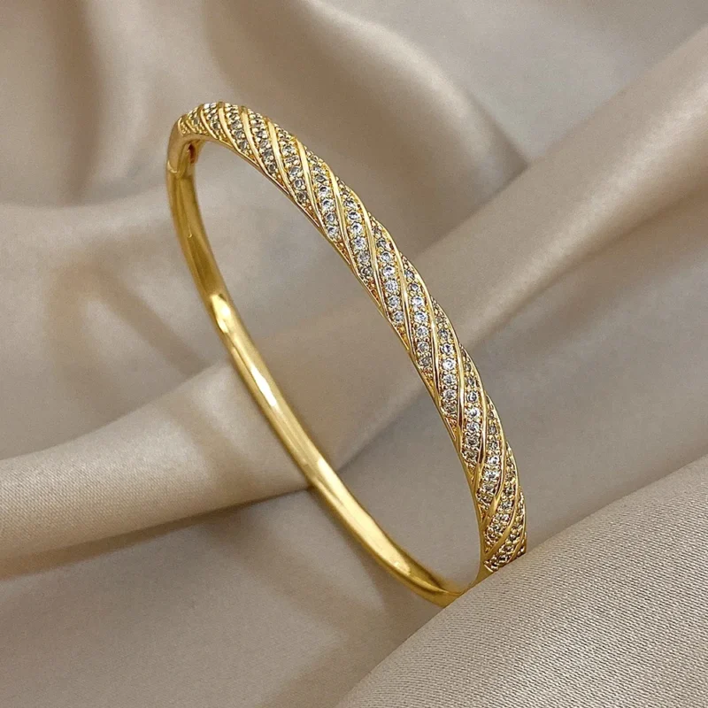Bracelet jonc doré torsadé serti de zircons