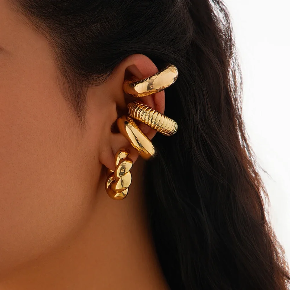 Clips d'oreilles dorés torsadés portés sans piercing