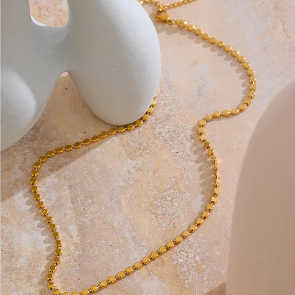 Collier chaîne dorée maillons brillants, détail des mailles
