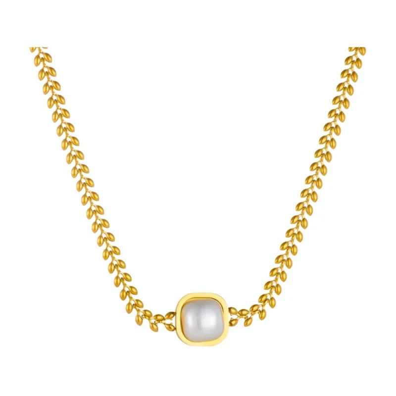Collier chaîne dorée avec grande perle carrée