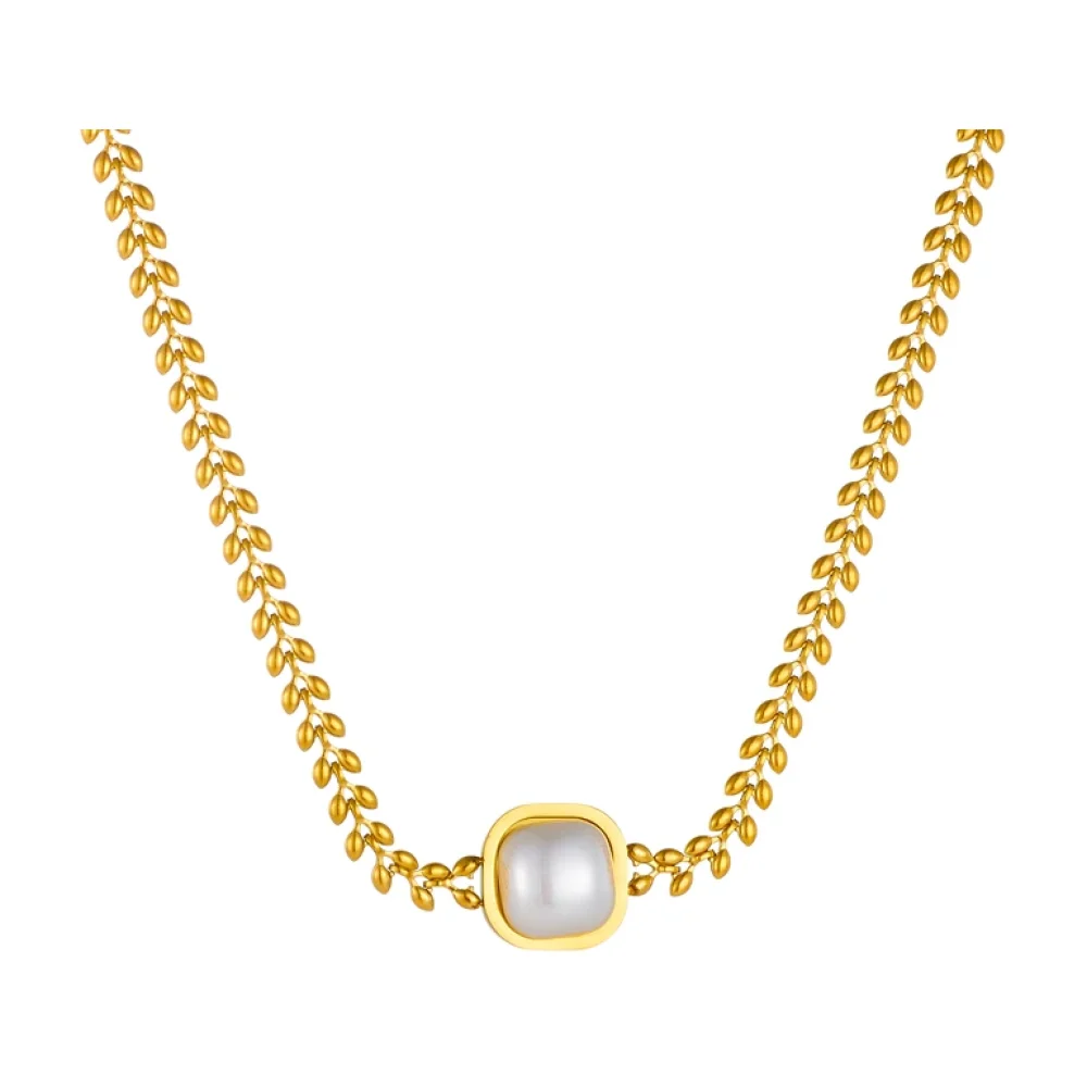 Collier chaîne dorée avec grande perle carrée