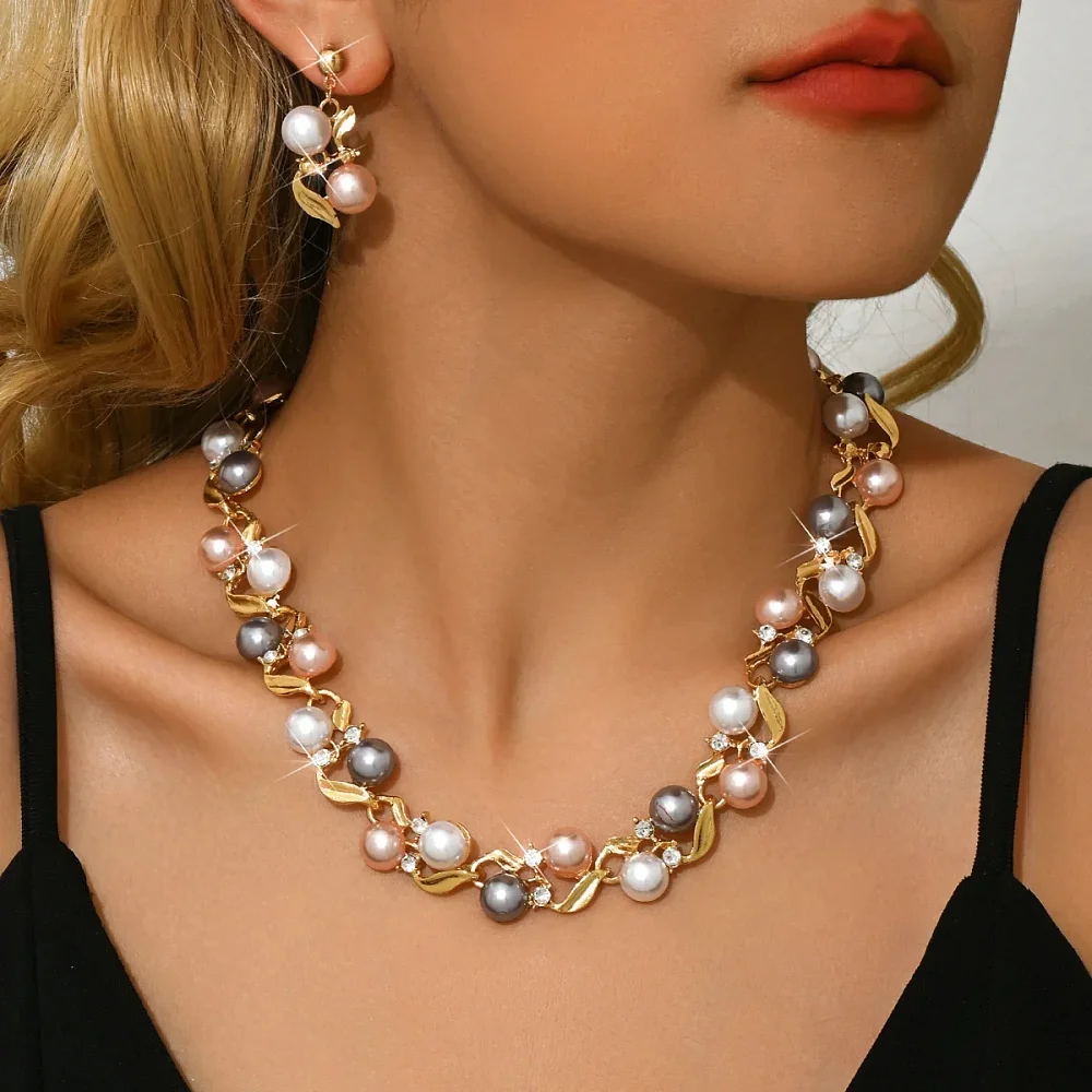 Collier doré perles nacrées et cristaux porté