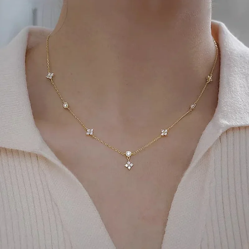 Collier fin doré à petites feuilles porté au cou