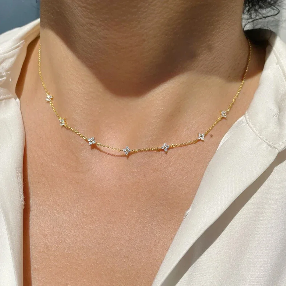Collier fin doré trèfles zircon porté