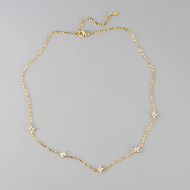 Collier fin doré à trèfles sertis de zircons