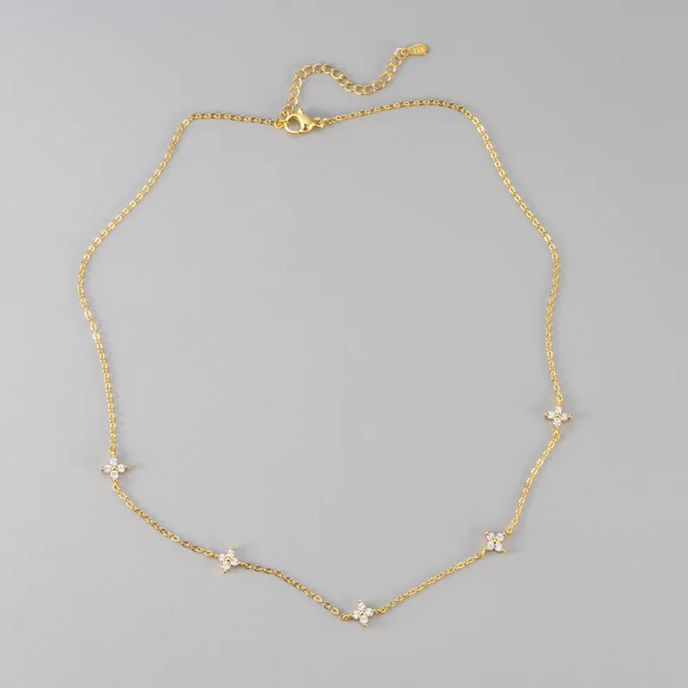 Collier fin doré à trèfles sertis de zircons