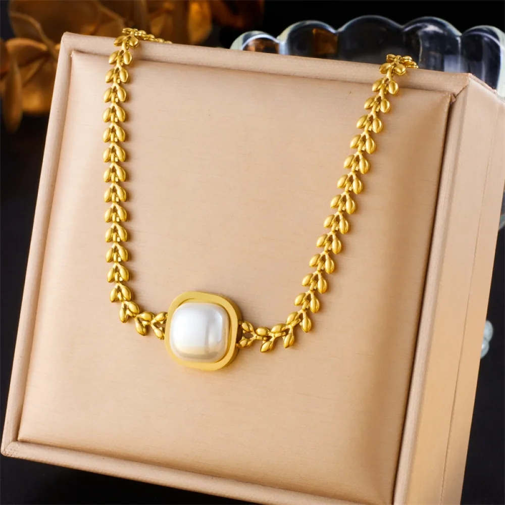 Collier perle carrée dorée présenté sur un écrin