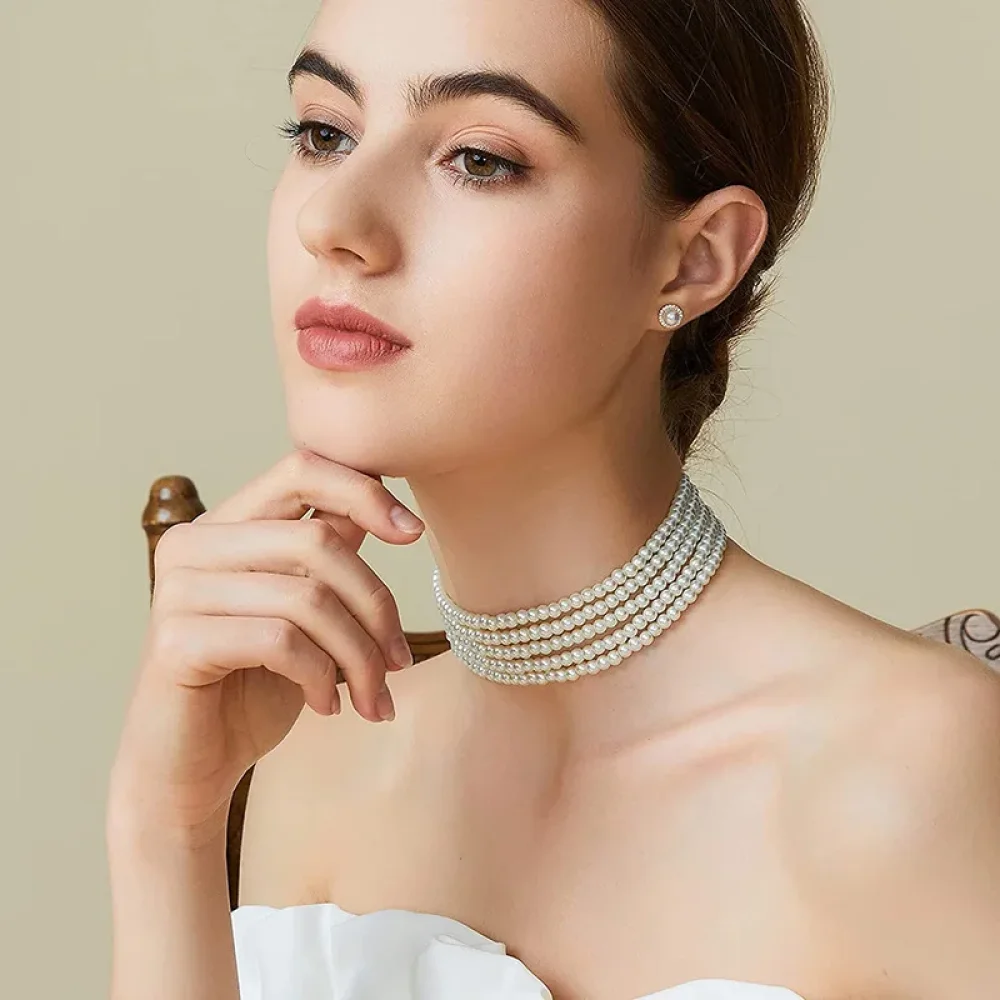 Collier ras du cou en perles 5 rangs porté avec une robe de soirée