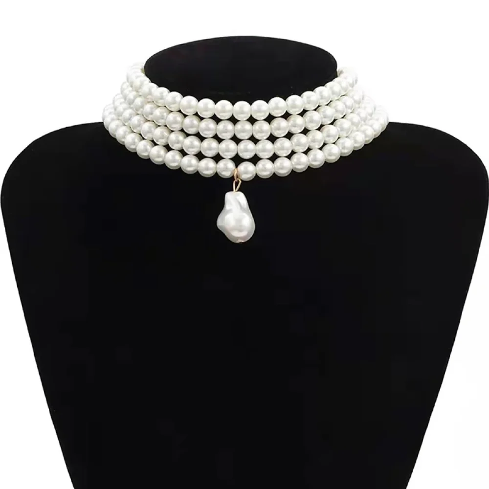 Collier perles multirangs à pendentif baroque sur buste noir