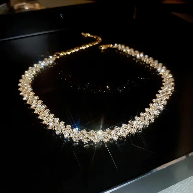 Collier ras du cou doré serti de strass cristal sur fond noir