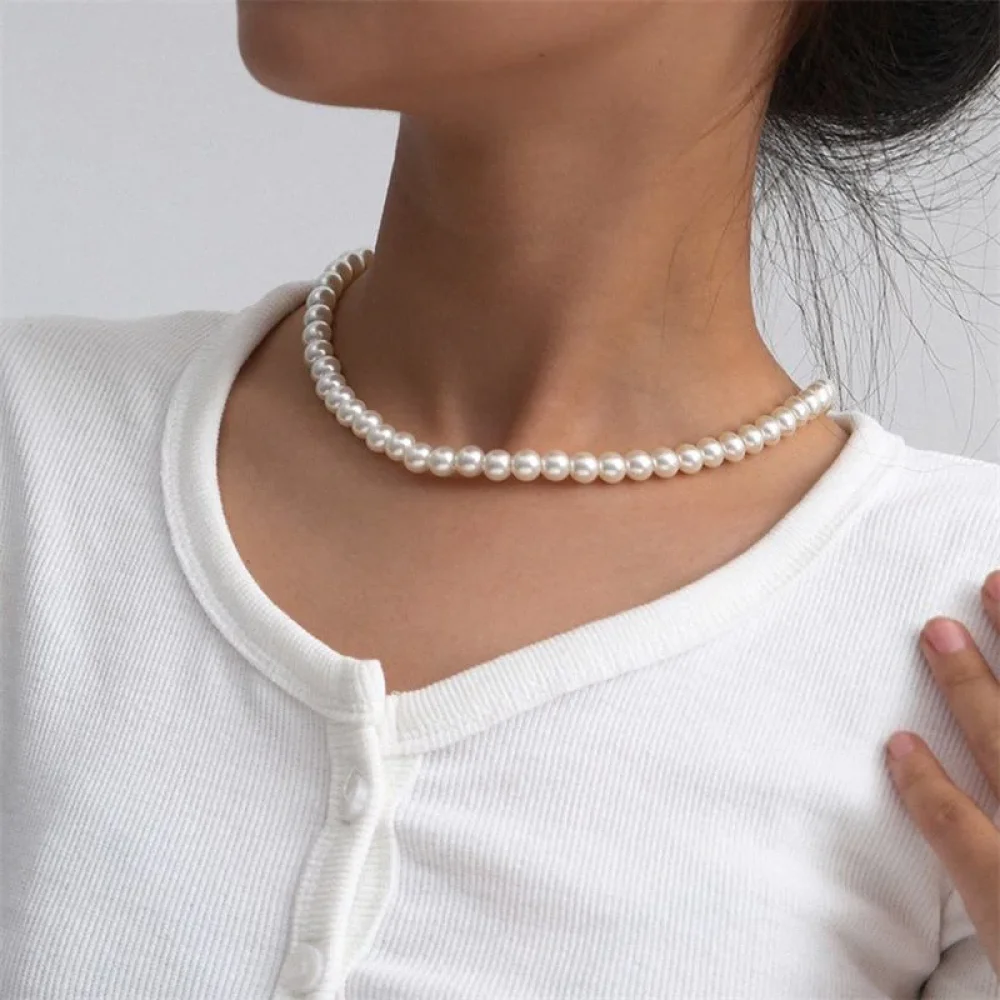 Collier ras du cou de perles blanches 8 mm porté