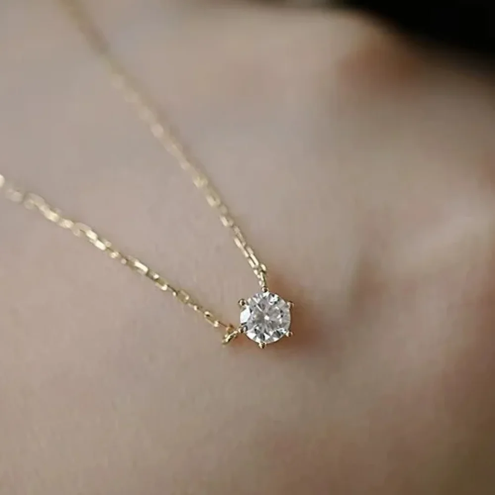 Collier solitaire zircon doré, détail