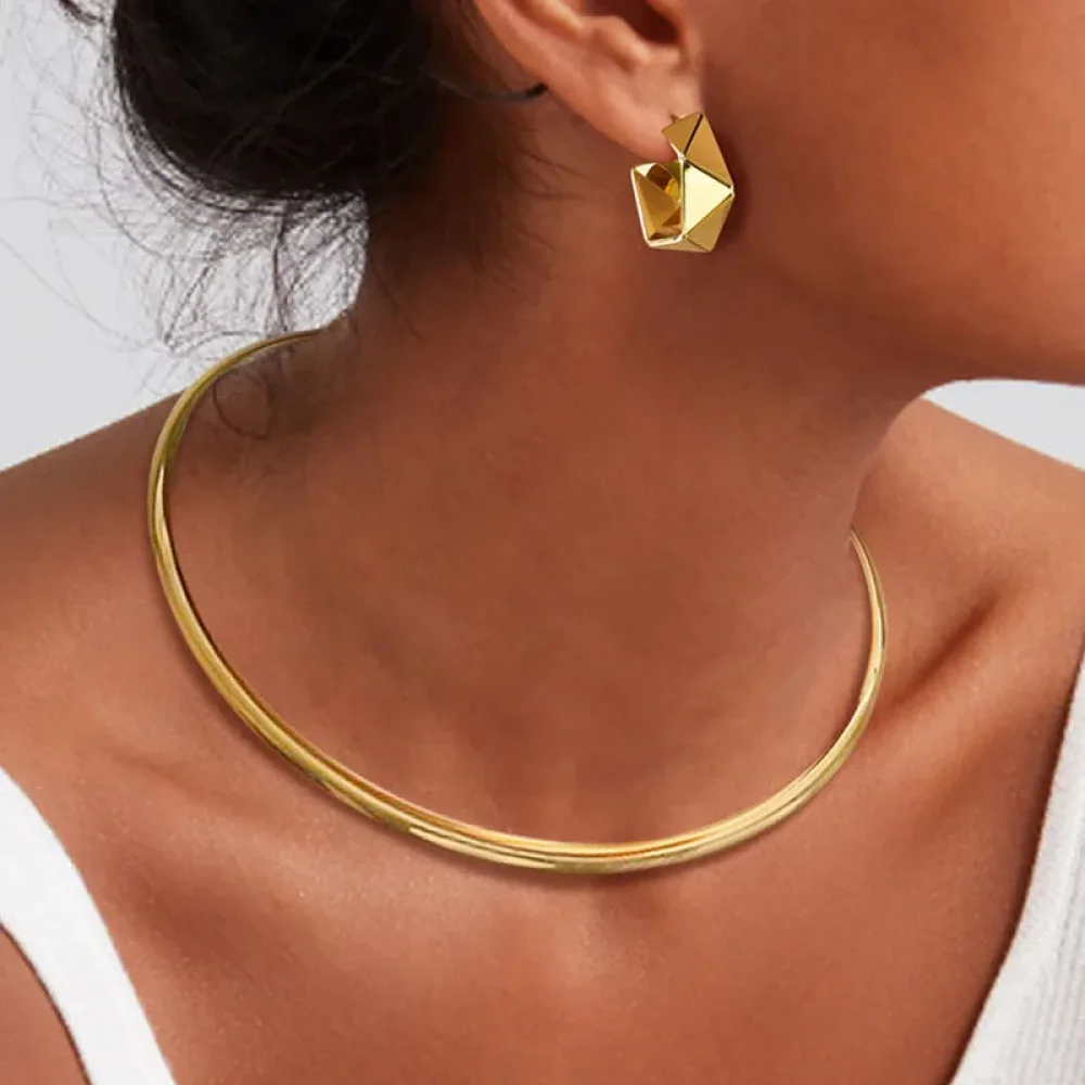 Collier torque doré ouvert porté au ras du cou