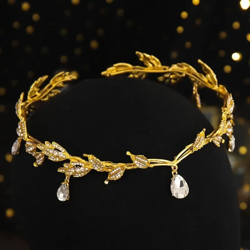 Couronne de feuilles dorées ornée de cristaux en gouttes