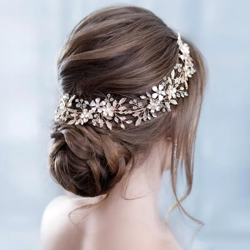 Couronne florale dorée strass et perles portée dans un chignon de mariée