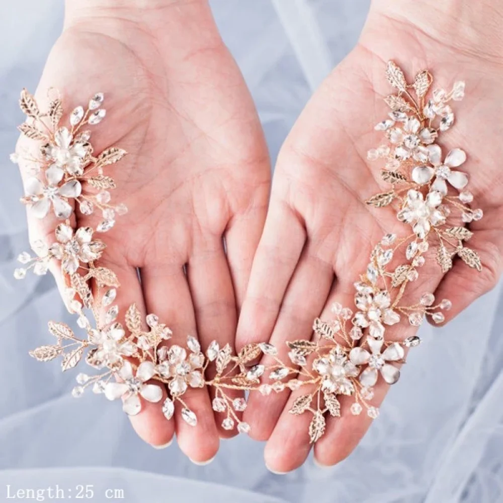 Couronne florale strass et perles tenue dans les mains