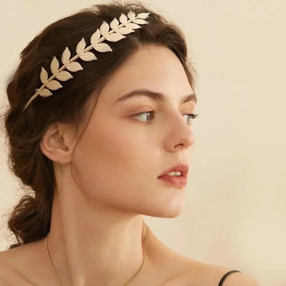 Couronne de laurier dorée portée dans les cheveux