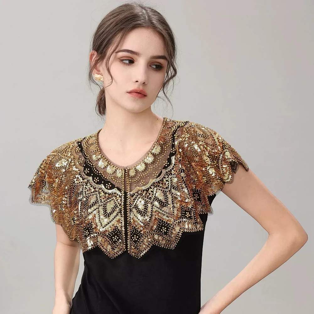 Étole cape noir et or brodée de perles et paillettes portée