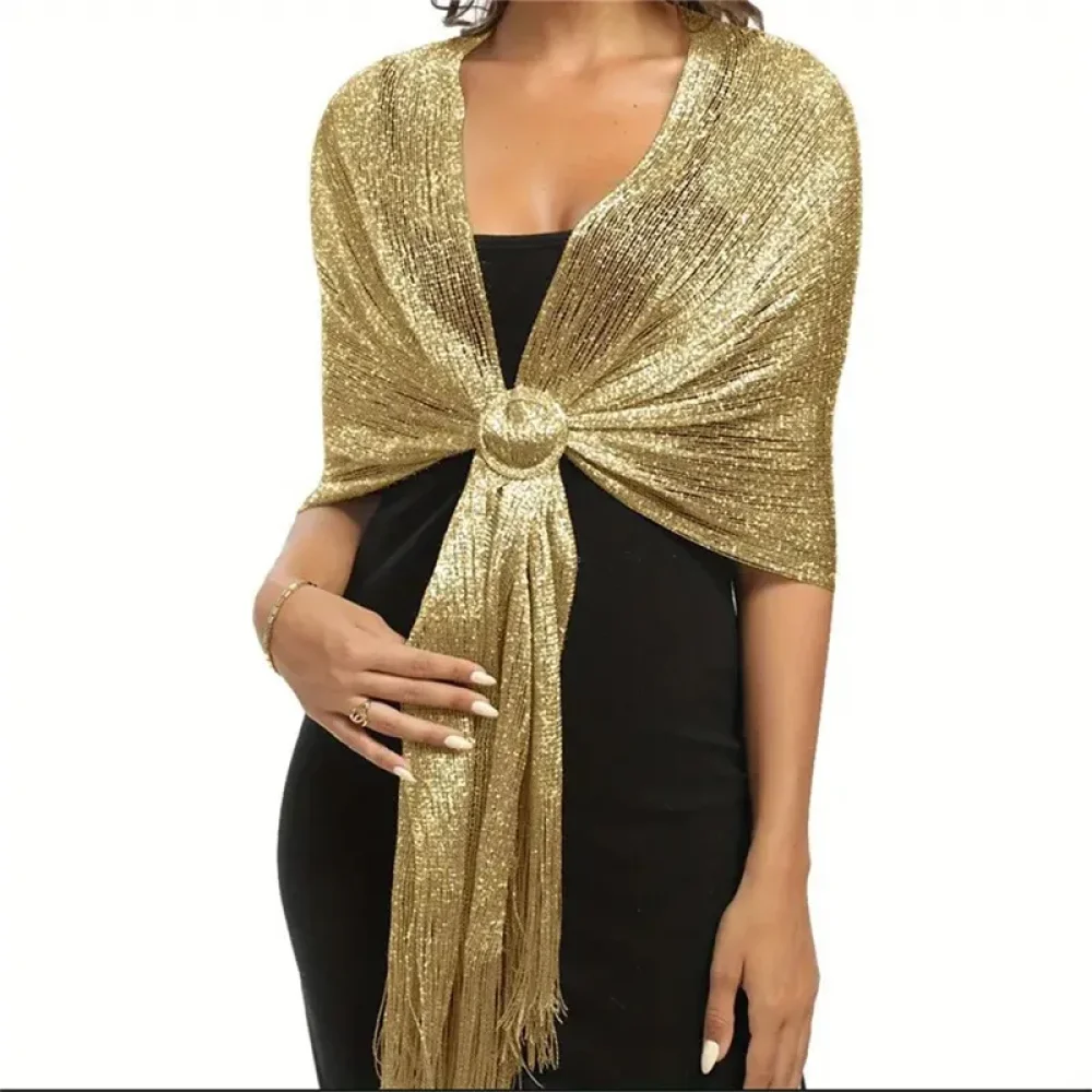 Étole dorée brillante drapée sur une robe noire